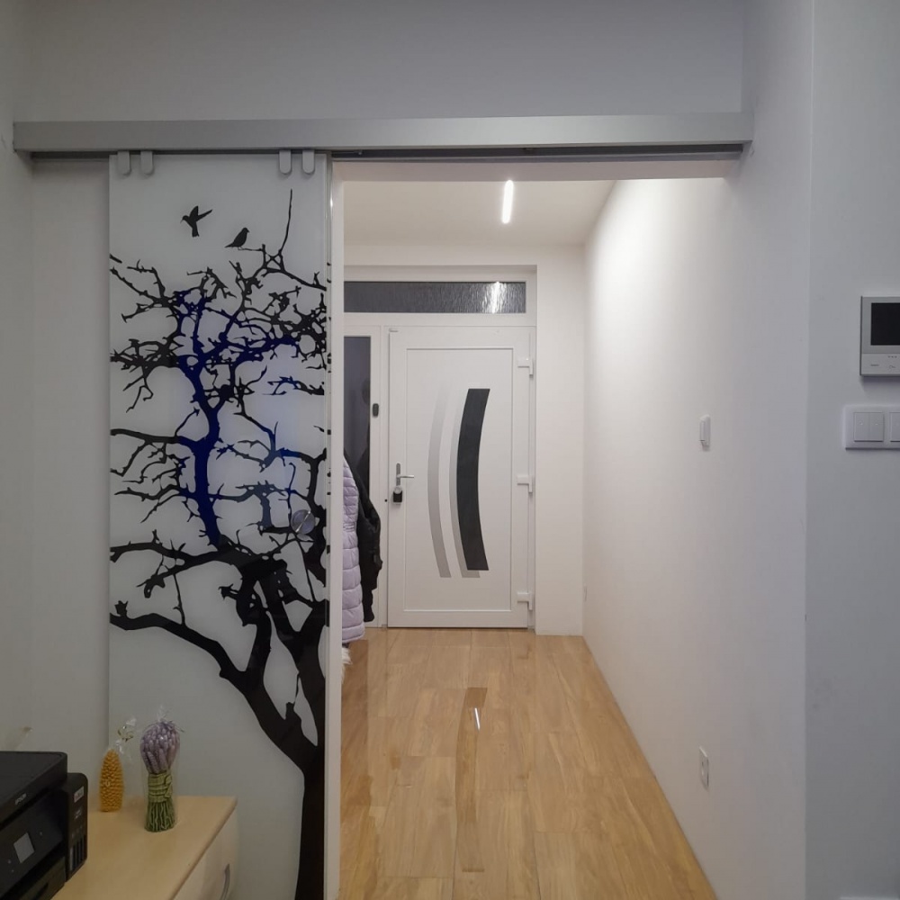 Dizajnové sklenené dvere posuvné alebo kyvné ponúkame pre našich klientov vždy ušité na mieru. Firma almon Vás pozíva do showroomu v Bratislave.