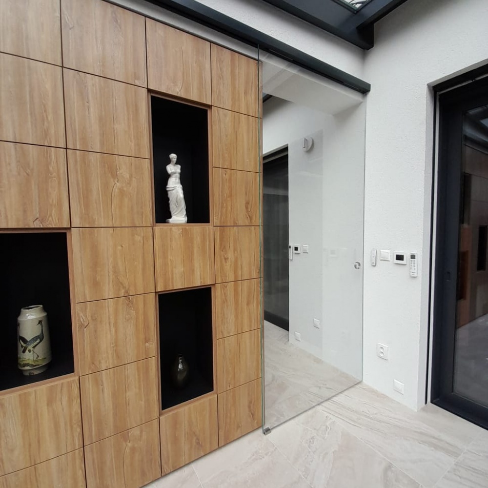 Posuvné sklenené dvere navrhnuté na mieru od firmy almon. Zastavte sa v našom showroome na Bajkalskej.