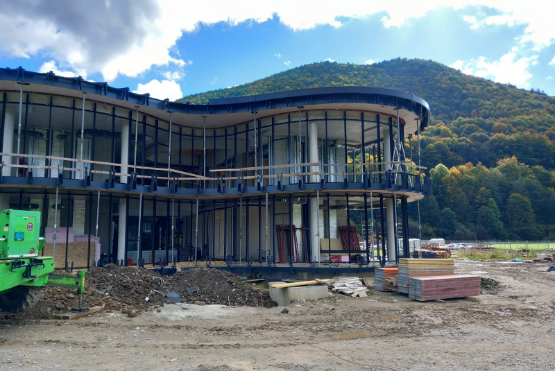 Aktuálne stavby / Oblúková sklo hliníková fasáda MTS - foto Aktuálne stavby / Oblúková sklo hliníková fasáda MTS - foto