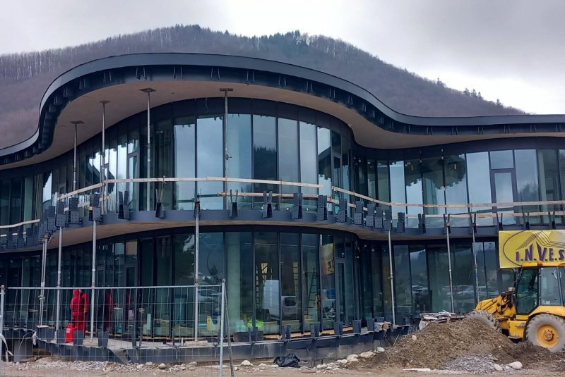 Aktuálne stavby / Oblúková sklo hliníková fasáda MTS - foto Aktuálne stavby / Oblúková sklo hliníková fasáda MTS - foto