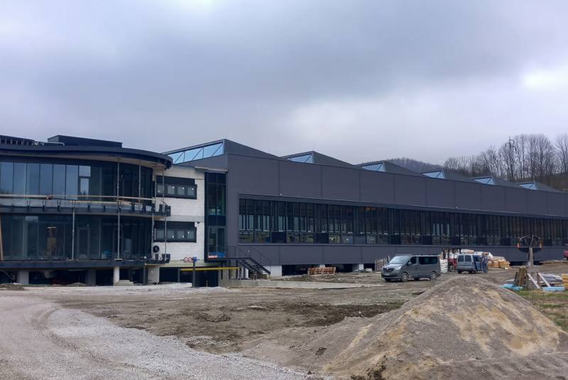 Aktuálne stavby / Oblúková sklo hliníková fasáda MTS - foto Aktuálne stavby / Oblúková sklo hliníková fasáda MTS - foto