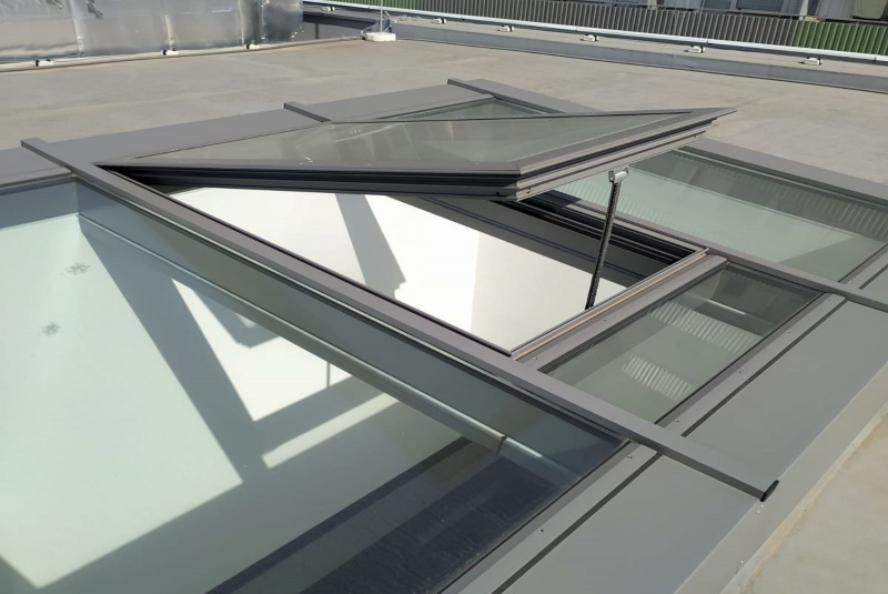 Blog / Strešné sklo-hliníkové svetlíky - foto Blog / Strešné sklo-hliníkové svetlíky - foto