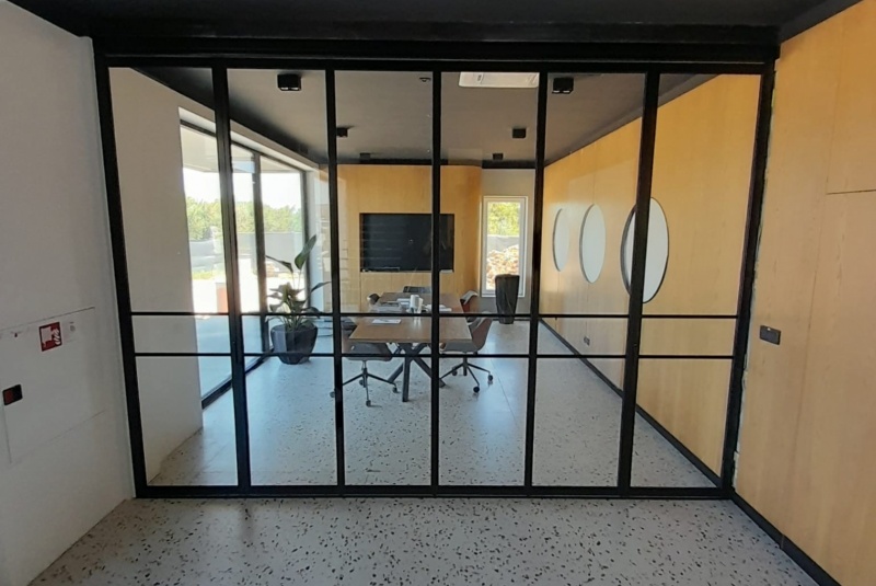 Blog / Sklenená mobilná priečka - foto Blog / Sklenená mobilná priečka - foto