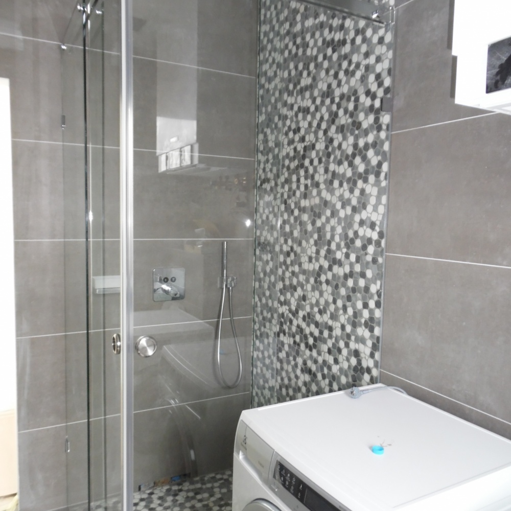 Posuvné dvere do sprchy aj v náročnom priestore.