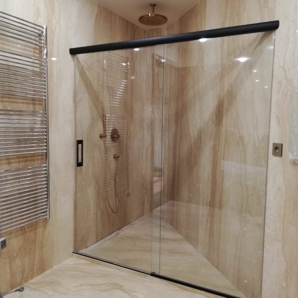 Posuvné dvere do spchy s čiernym dizajnovým kovaním ponúkame u nás. Realizáciu maju na starosť skúsený montážnici. Kontaktujte nás na tel čísle: +421 948 312 623