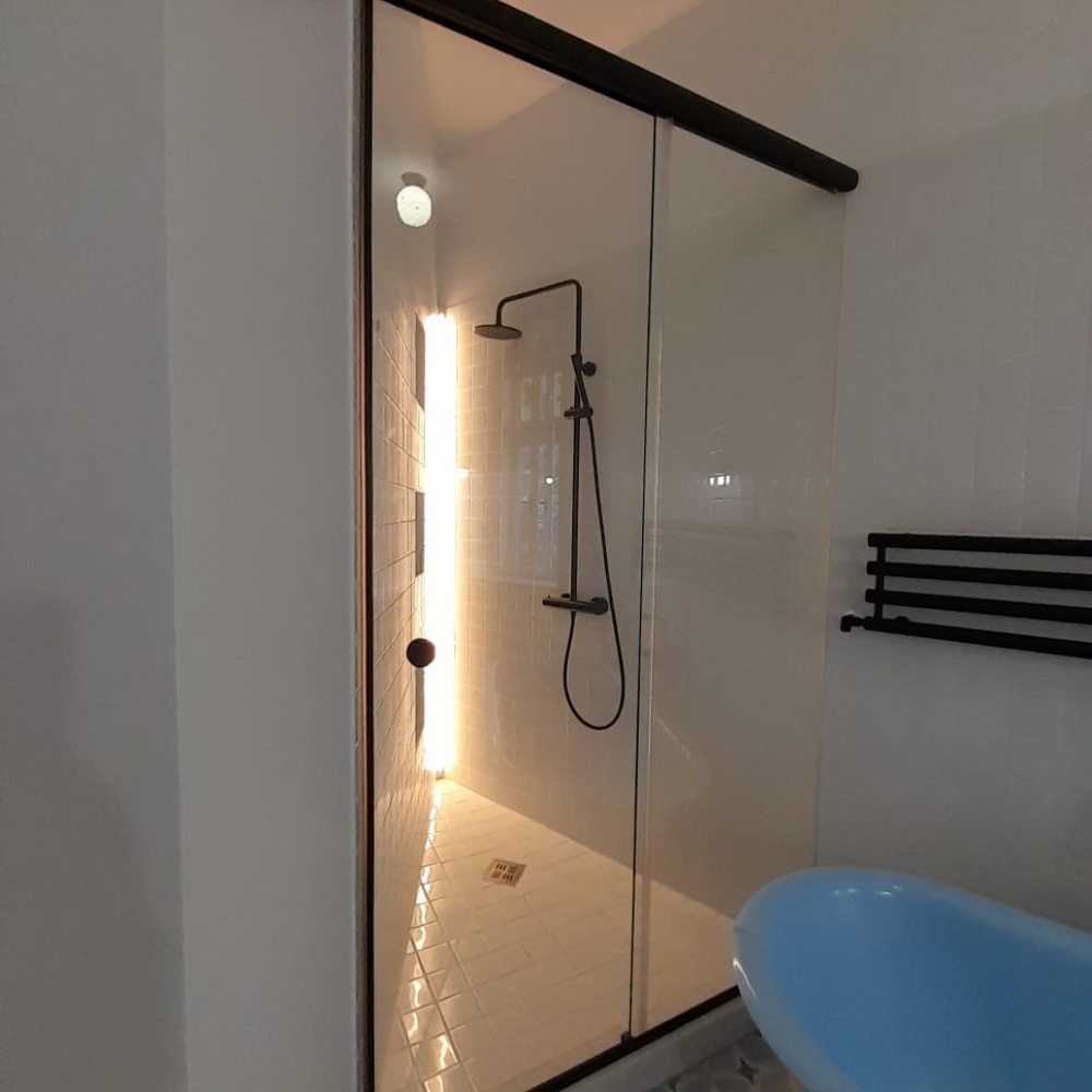 Do sprchového kútu je možné zvoliť posuvné sklenené dvere, kyvné sklenené dvere alebo zástenu. Neváhajte a kontaktujte nás s Vašimi požiadavkami na spchový kút.