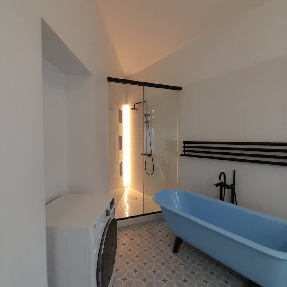 Elegancia, praktičnosť a funkčnosť sa dokážu zlúčiť. Navrhujeme sklenené konštrukcie do spŕch.