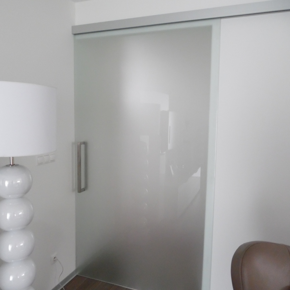 Sprchové kúty, sklenené dvere, zasklenia terás, sklenené zábradlia. Všetky sklenené konštrukcie nájdte v showroome v Bratislave, navštívte firmu almon pre inšpir&aac