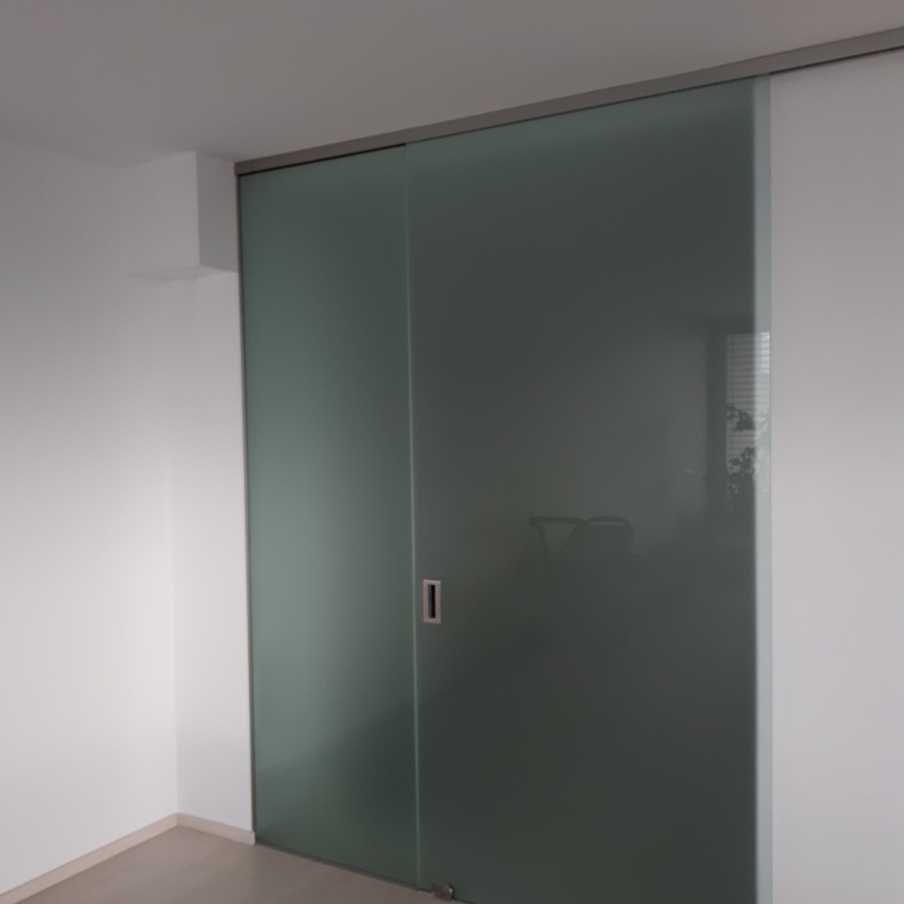 Závesné sklenené posuvné dvere alebo so spodným vedením nájdete v našom porfóliu. Navštívte náš showroom v Bratislave.
