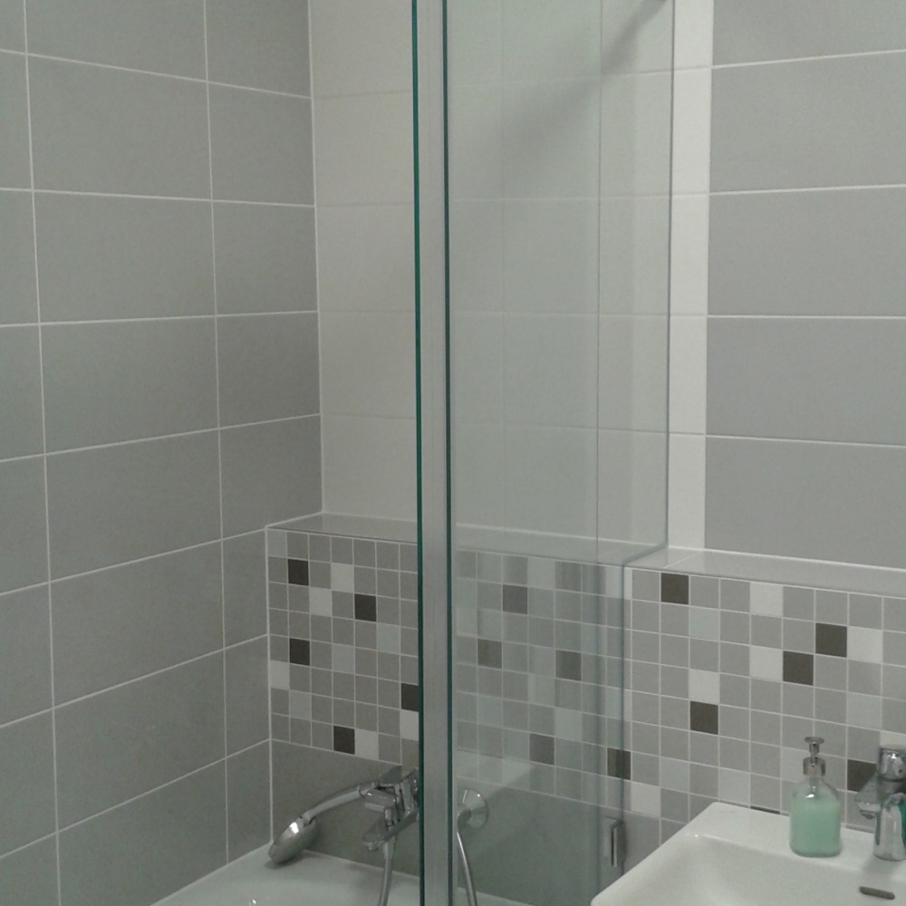 Sklenené posuvné dvere, sklenené posuvné zásteny na vaňu. Atypické požiadavky majú svoje riešenia. Kontaktujte firmu almon so showroomom na Bajkalskej v BA.