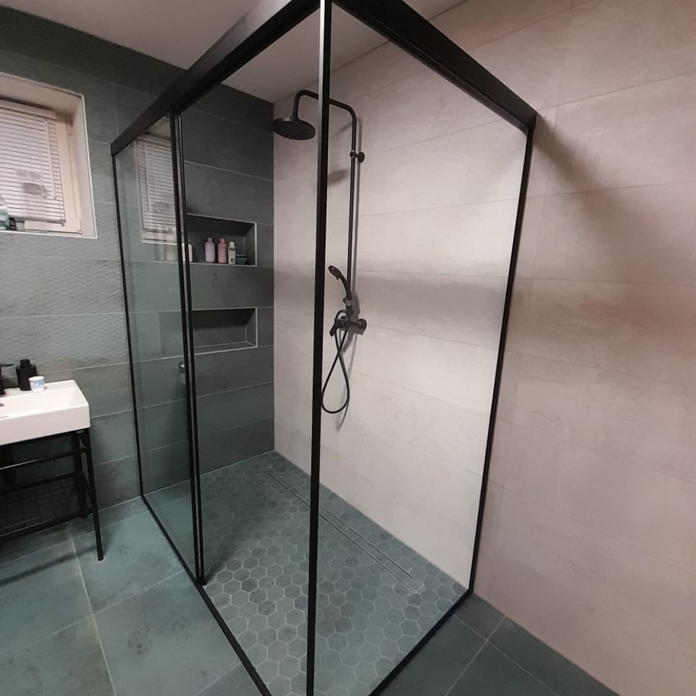 Sklenené posuvné dvere pre rohové zasklenie spchy? Žiaden problém, kontaktujte nás na tel čísle: +421 948 312 623 a náš tím nájde to najvhodnejšie riešenie.