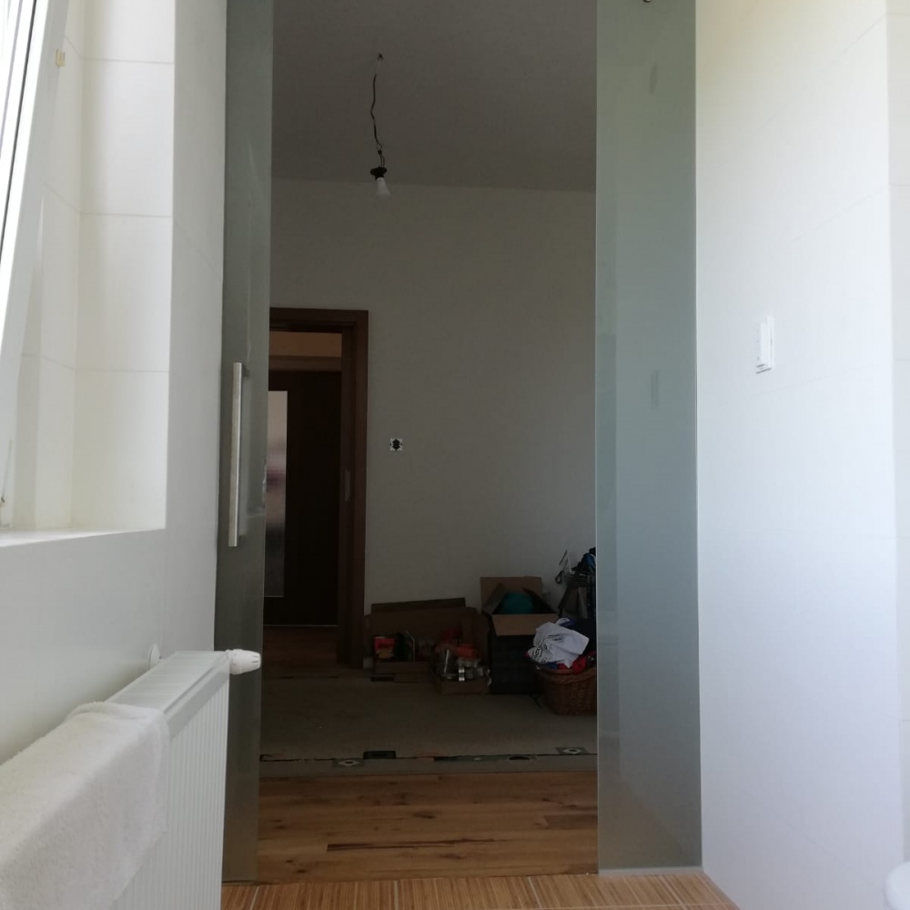 Posuvné či kyvné sklenené dvere, zásteny či posuvné dvere do sprchy, samonosné sklenené zábradlia či zábradlia so sklenenou výplňou.