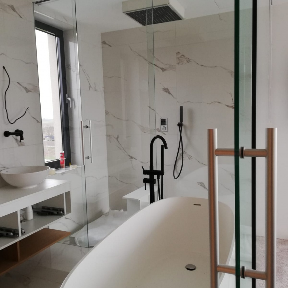 Sklenené posuvné dvere, fixné zasklenia, sprchové kúty, sklenené zábradlia navrhnuté namieru.