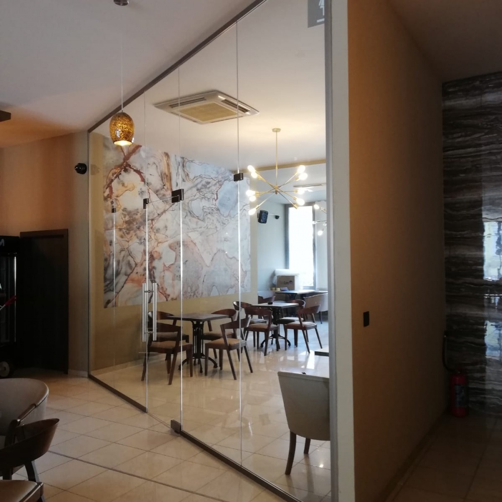 Sklenené dvere, sklenené kancelárske priečky, rámové aj bezrámove verzie zasklení nájdete vo firme almon. Zastavte sa v našom showroome v Bratislave Sklenené dvere, sklenené kancelárske priečky, rámové aj bezrámove verzie zasklení nájdete vo firme almon. Zastavte sa v našom showroome v Bratislave