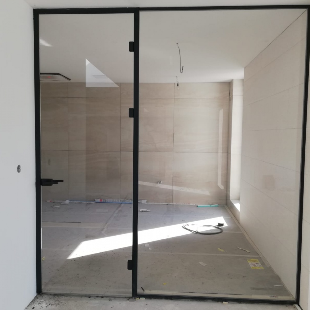 <p>
Sklenené bezrámové dvere osadené v čiernej hliníkovej zárubni. pre </p>
<div>
Showroom na Bajkalskej 7/A v Bratislave, dohodnite si konzultáciu už dnes. Telefónne číslo +421 948 3