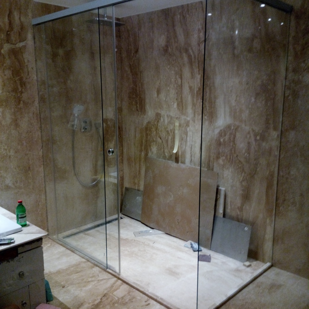 Sklenené dvere do sprchy, zásteny, zrkadlá a iné celosklenné konštrukcie do Vašej kúpelne navrhneme a zrealizujeme na mieru. Firma almon v Bratislave.