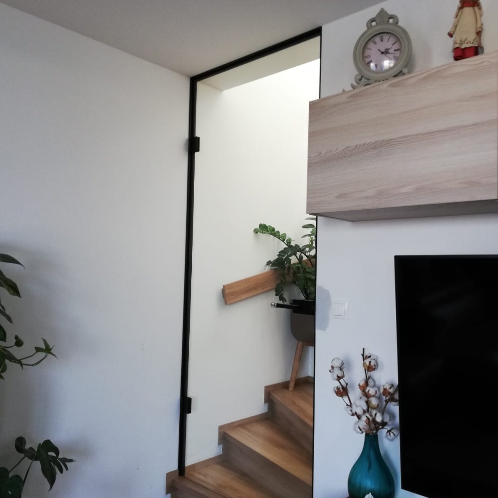 <p>
Prirodzené svetlo z chodby ostalo zachované a akusticky sa podarilo oddeliť prízemie od poschodia. </p>
<p>
Navštívte náš showroome na Bajkalskej 7/A v Bratislave</p>
<p>
almon s.r.o.</p>