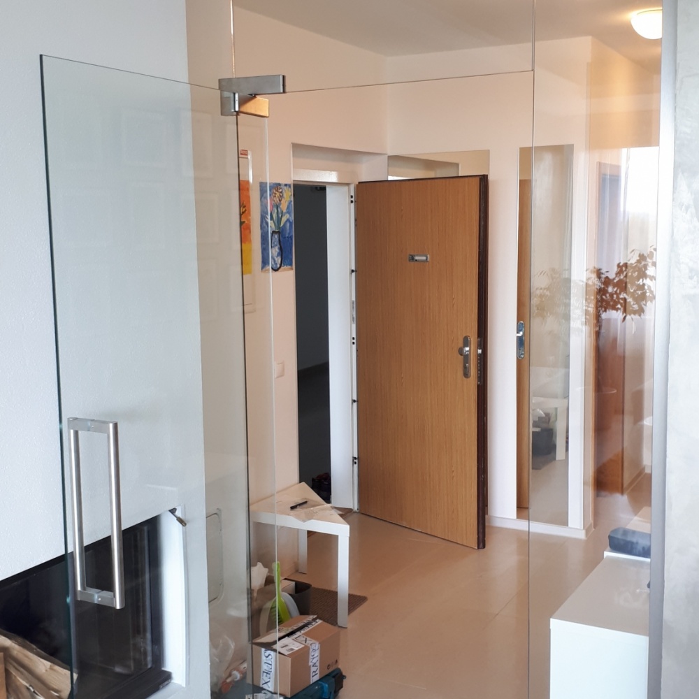 Sklenené dvere bezrámové s integrovaným samozatváračom v rohovom pánte. Sklenené dvere bezrámové s integrovaným samozatváračom v rohovom pánte.