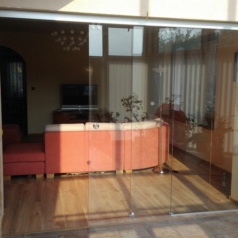 Celosklenné konštrukcie - sklenené dvere, sklenené zásteny, zasklenie sprchových kútov, zasklenie terás. 