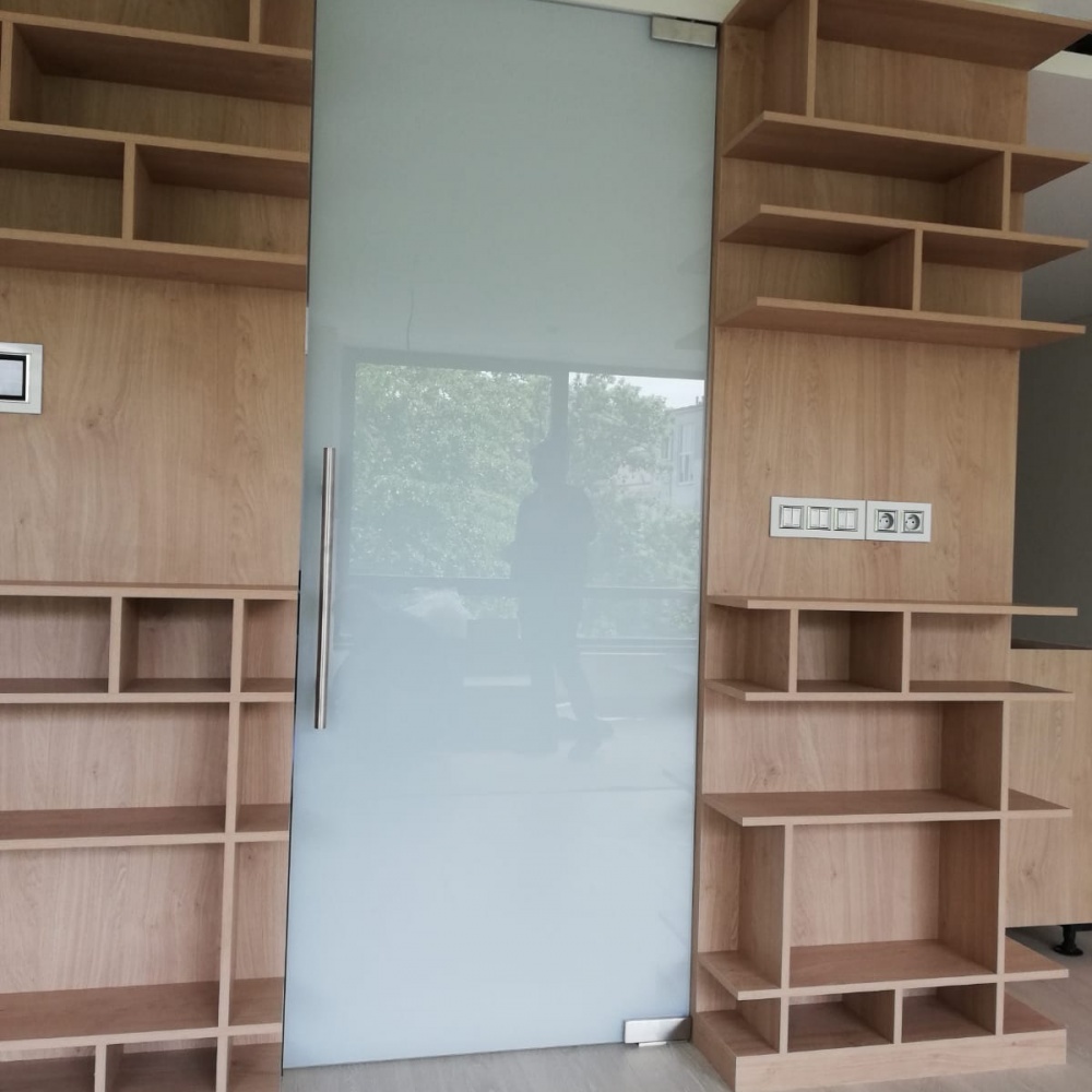 Navrhli sme sklenené dvere podľa požiadaviek klienta, kontaktujte nás a radi Vám navrhneme to správne riešenie aj pre Vás. Showroom nájdete na Bajkalskej 7/A v Bratislave. Navrhli sme sklenené dvere podľa požiadaviek klienta, kontaktujte nás a radi Vám navrhneme to správne riešenie aj pre Vás. Showroom nájdete na Bajkalskej 7/A v Bratislave.