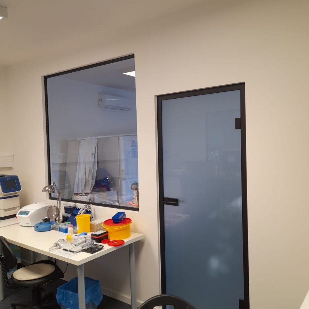 <p>
Fixné zasklenie v priečke a zladené sklenené dvere v hliníkovej zárubni. </p>
<p>
almon, s.r.o.</p>