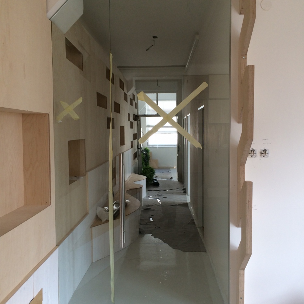 Sklenené dvere lietačkové, posuvné, v ráme aj bezrámové. Atypický tvar či štandardné požiadavky vyriešite u nás. Kontaktujte nás alebo navštíve ná&scar Sklenené dvere lietačkové, posuvné, v ráme aj bezrámové. Atypický tvar či štandardné požiadavky vyriešite u nás. Kontaktujte nás alebo navštíve ná&scar