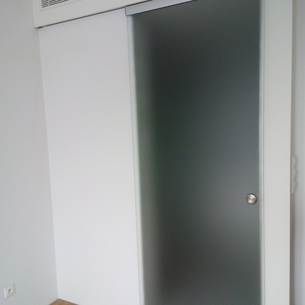 Sklenené posuvné dvere so zapustenou koľajnicou. Atypické riešenia sklenených konštrukcí so skúseným týmom vyriešite vo firme almon. 