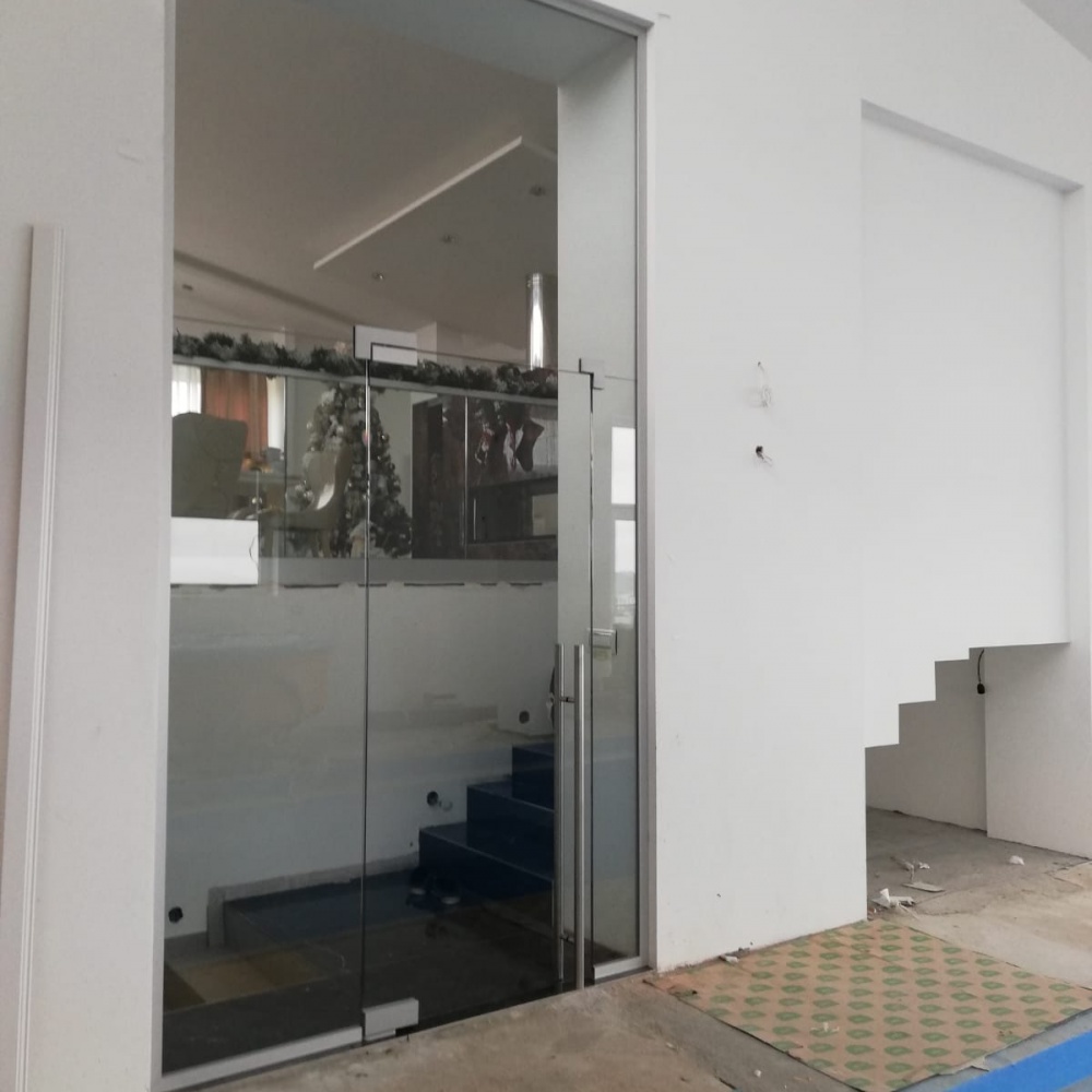 Atypické riešenia, sklenené dvere kyvné, sklenené dvere posuvné, sklenené skladacie dvere, nájdete vo firme almon. Atypické riešenia, sklenené dvere kyvné, sklenené dvere posuvné, sklenené skladacie dvere, nájdete vo firme almon.