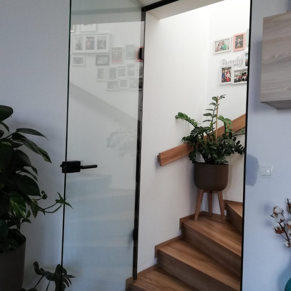 <p>
Sklenené dvere, ktoré akusticky oddelili horné poschodie od prízemia. </p>
<p>
Správny prístup, spokojný klient </p>