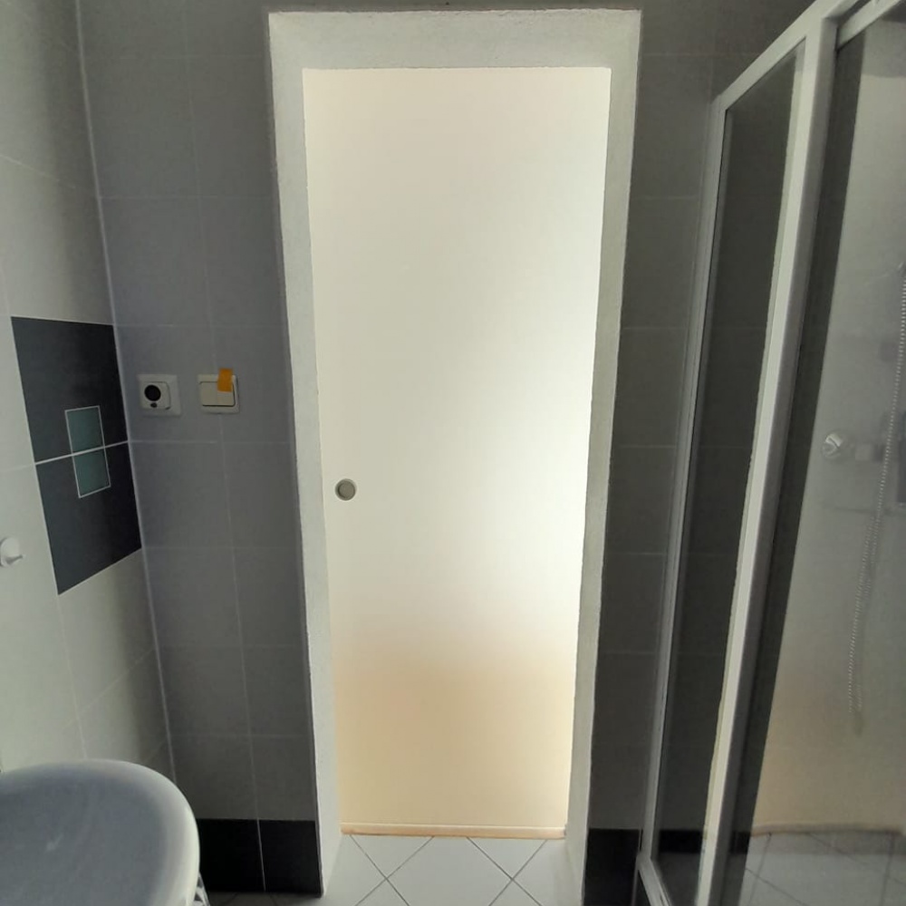 Posuvné sklenené dvere, sklenené posuvné časti na sklenených priečkach, fixné zasklenia navrhnuté vždy na mieru.