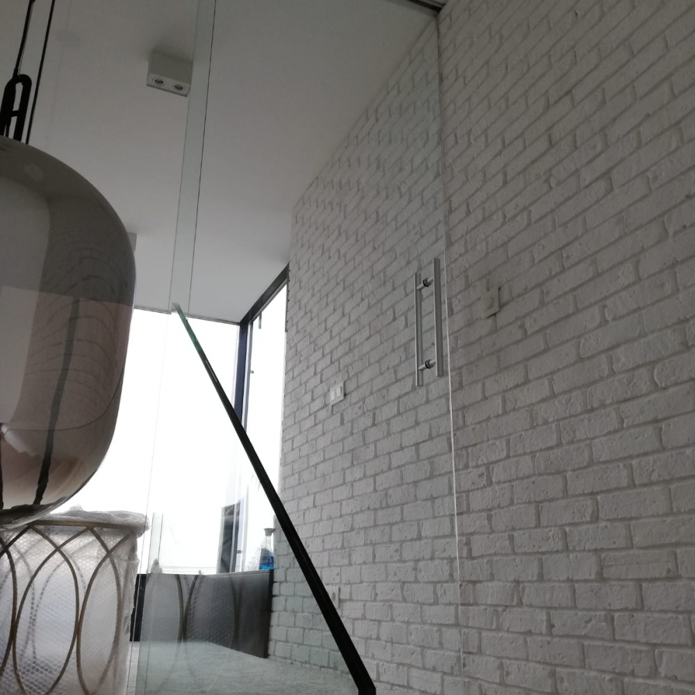 Sklenené posuvné dvere, samonosné sklenené zábradlie, zasklenia terás od firmy almon.