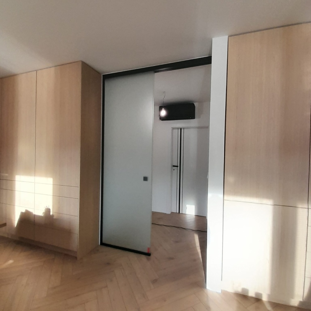 Dizajnové sklenené dvere s bočným svetlíkom, atypickým madlom a zdopovedným prístupom zrealizujeme podľa odsúhlaseného projektu.
