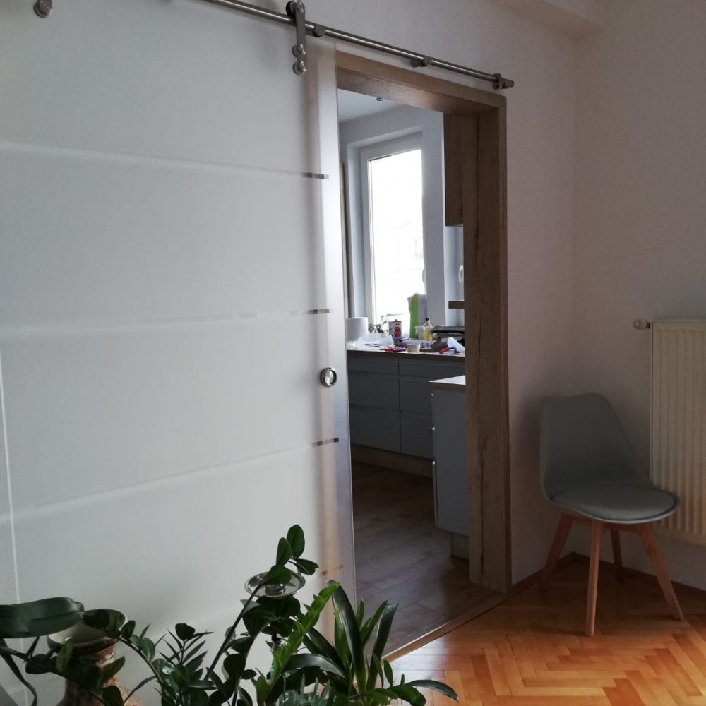 Sklenené posuvné dvere, sklenené kyvné dvere, sklenené sprchové kúty, sklenené zásteny na mieru. Sklenené posuvné dvere, sklenené kyvné dvere, sklenené sprchové kúty, sklenené zásteny na mieru.