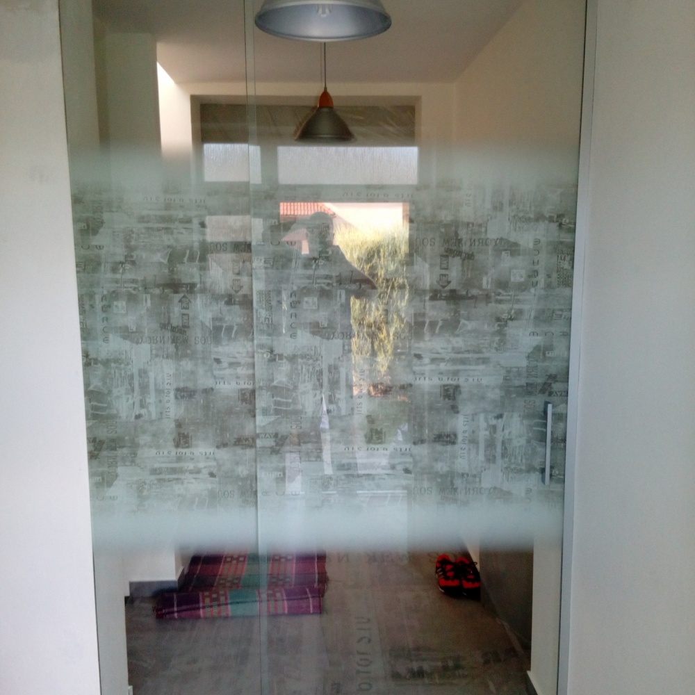 Sklenené dvere s fixným dielom, s digitálnou UV ťlačou na skle podľa požiadaviek klienta. Aj pre Vás navrhneme sklenené dvere, zasklenie sprchy, sklenené zábradlia a iné konštrukie.