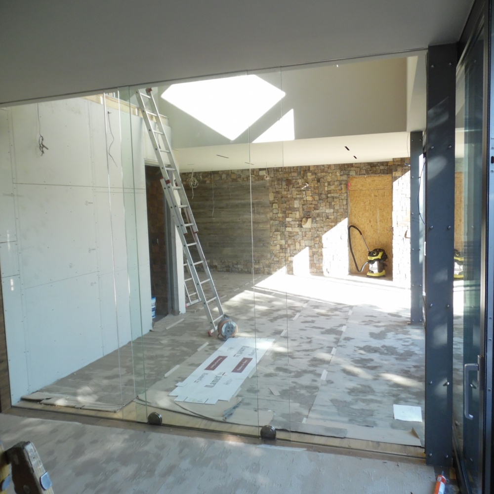 Sklenené posuvné dvere so spodným vedením majú lepšiu stabilitu a nevyžaduju v strope nosnú konštrukciu. Zverte sa do rúk odborníkom.