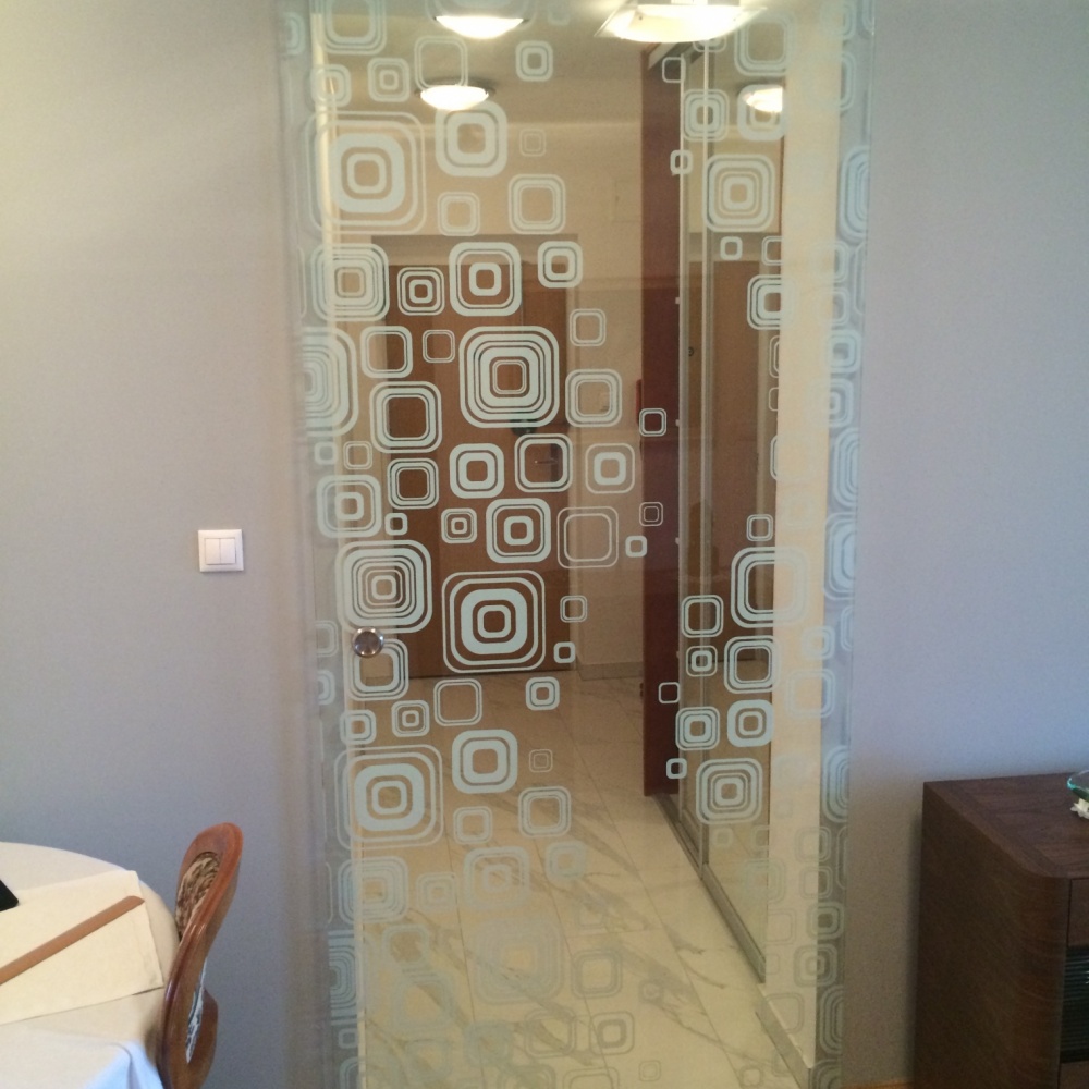 Sklenené dvere s digitálnou potlačou podľa Vášho výberu navrhneme a zrealizujeme s profesionánym týmom. Showroom v Bratislave na sklenené konštrukcie môžete navštíviť už dne