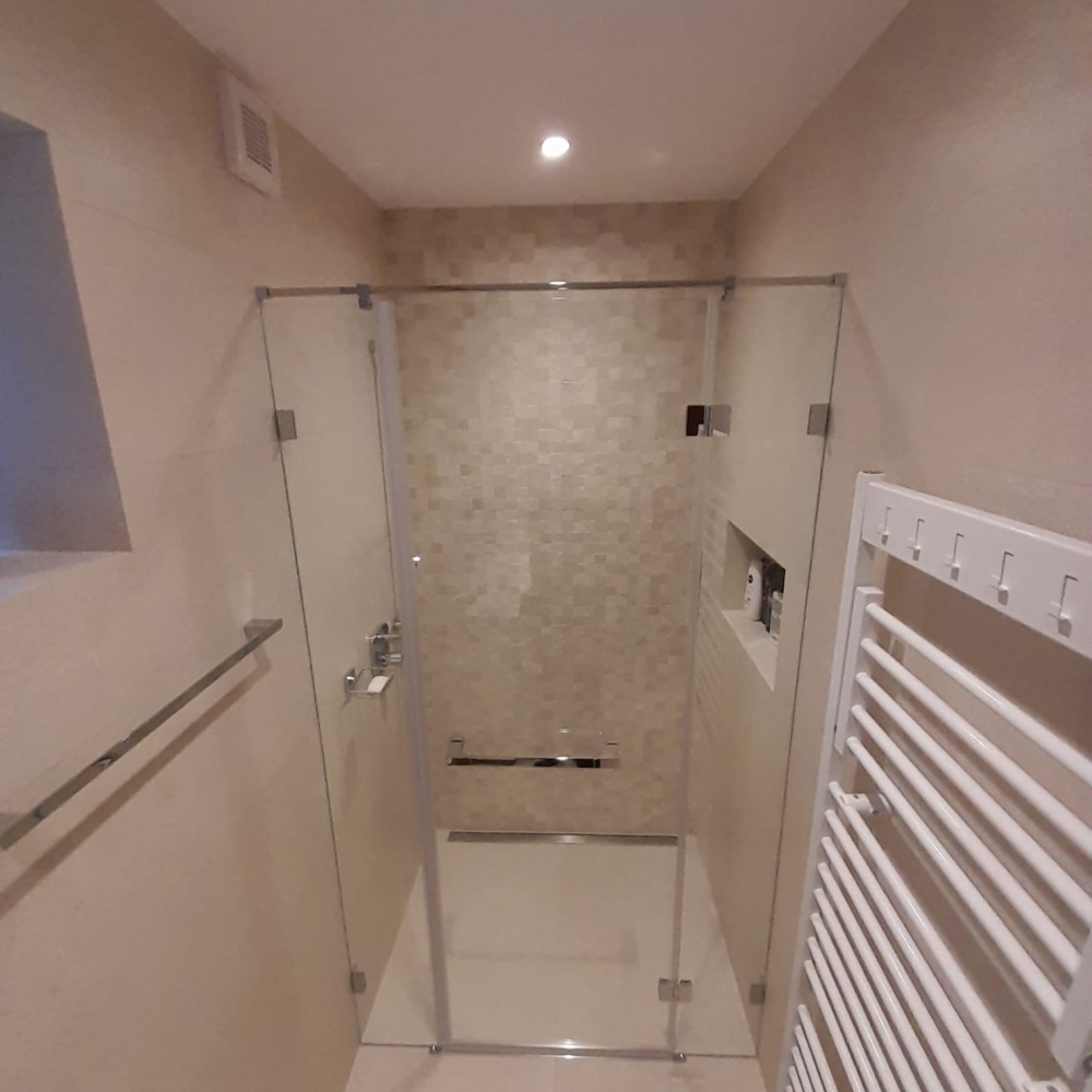 Sklenený sprchový kút, sklenené dvere, sklenené zábradlia a iné sklenené konštrukcie nájdete v našom showroom na Bajkalskej 7/A v Bratislave. Sklenený sprchový kút, sklenené dvere, sklenené zábradlia a iné sklenené konštrukcie nájdete v našom showroom na Bajkalskej 7/A v Bratislave.