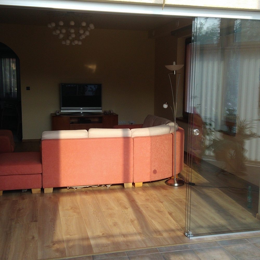 Teleskopické posuvné sklenené dvere s tlmeným dovieranim nájdete vo firme almon. Navrhujeme a realizujem top sklenené konštrukcie.