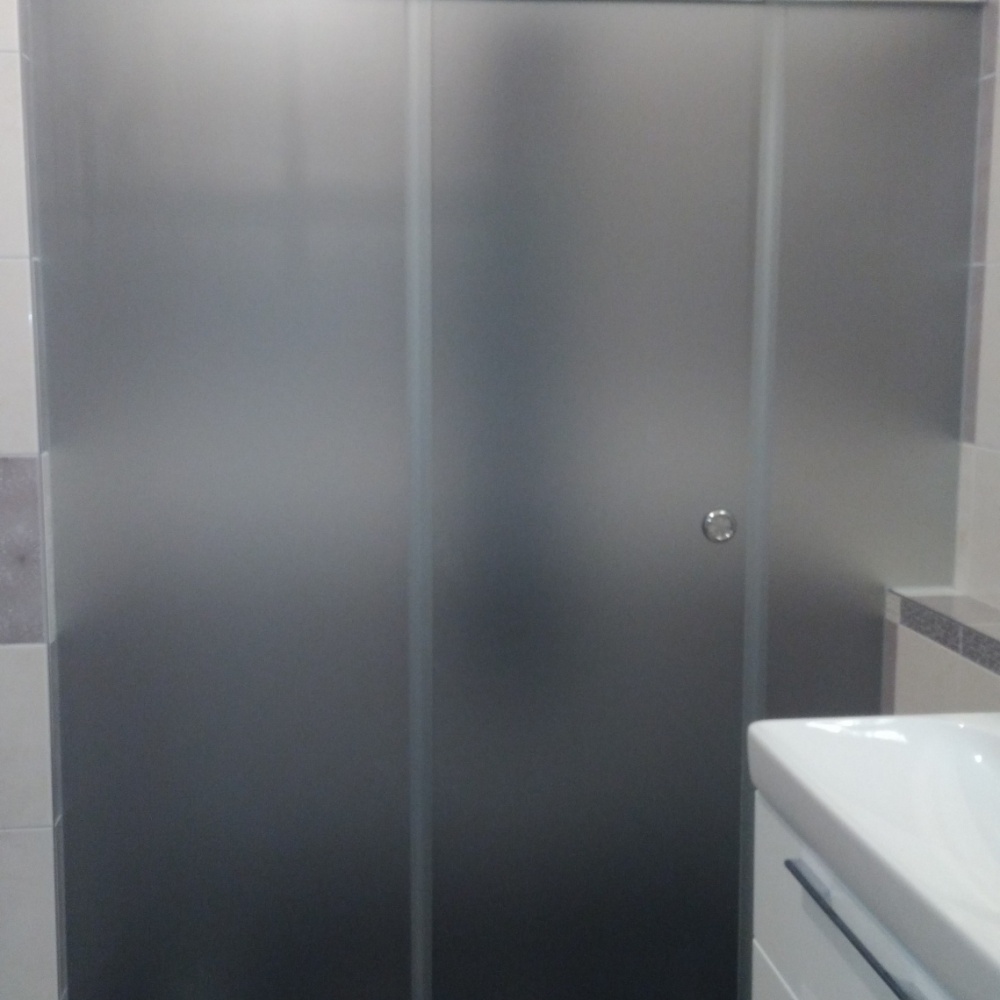 Sklenený sprchový kút na mieru, číre alebo matné sklo, digitálna potlač, to všetko s bezpečnostným sklom. Almon má showroom v Bratislave na sklenené konštrukcie.