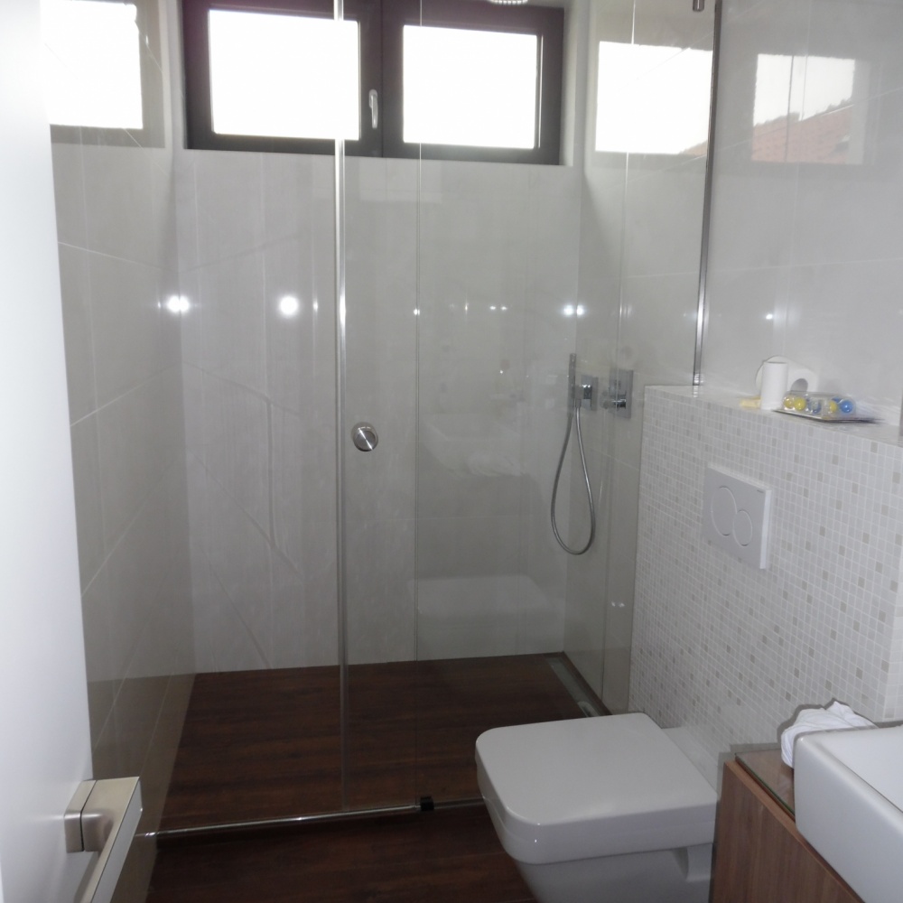 Vhodné riešenie zasklenia sprchové kútu sú posuvné dvere. Aj v tej najmenšej kúpelni nájdeme spôsob ako zvoliť najvhodnejšie možnosti otvárania dverí.