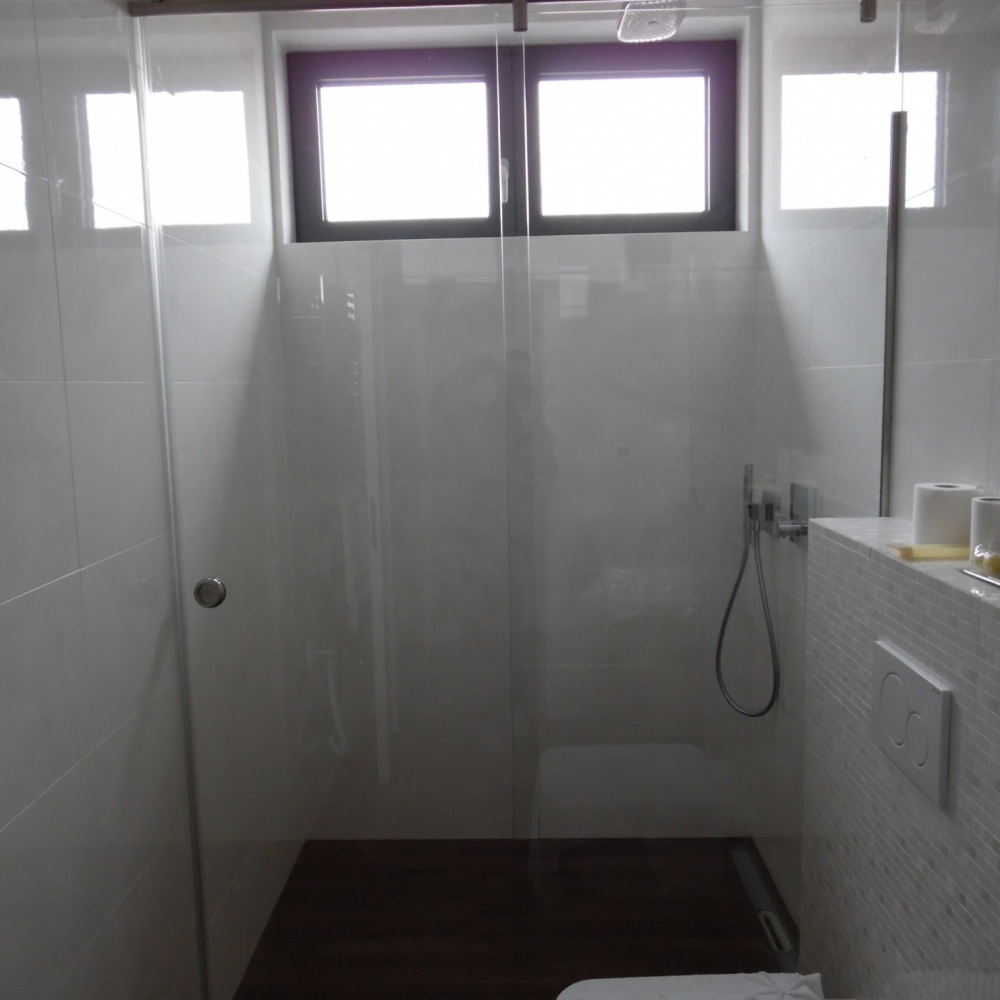 Posuvné dvere do sprchy, posuvné dvere do chodby, posuvné zasklievace systémy na terasy. Obráťte sa na odborníkov. Showroom v Bratislave.